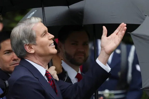 بيسنت يتفاعل مع تجمع الناس لحضور مراسم استقبال ملك بريطانيا تشارلز والملكة كاميلا في الحديقة الجنوبية للبيت الأبيض (رويترز)