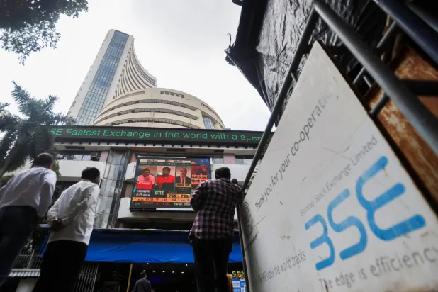 أشخاص أمام بورصة بومباي في مومباي (الهند)