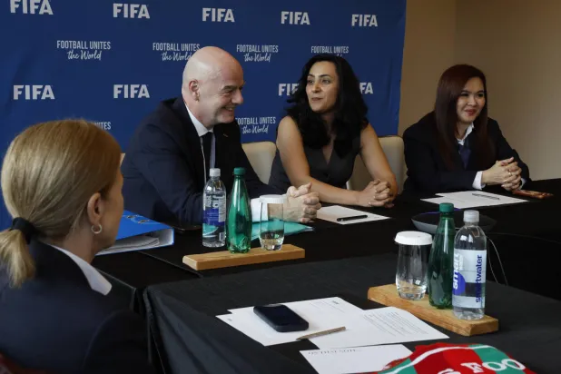 إنفانتينو ومديرة البرامج والفعاليات في منتخب أفغانستان للسيدات يحضران اجتماع «فيفا» مع فريق اللاجئات (د.ب.أ)