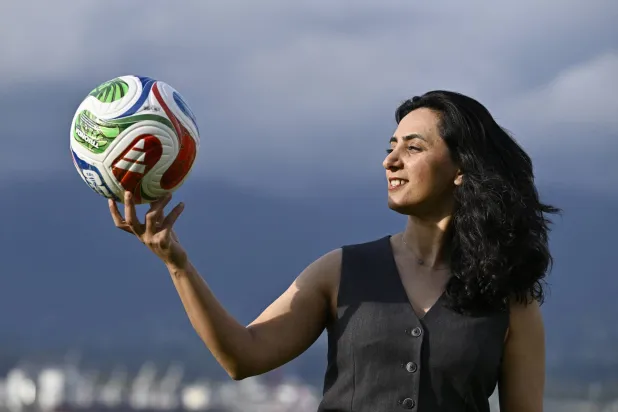 خالدة بوبال تمسك بكرة القدم التي ستفتح الآفاق للاعبات منتخب أفغانستان عالمياً (رويترز)