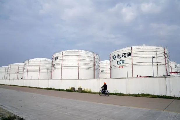 صهاريج لتخزين النفط في مستودع بشنغهاي (رويترز)
