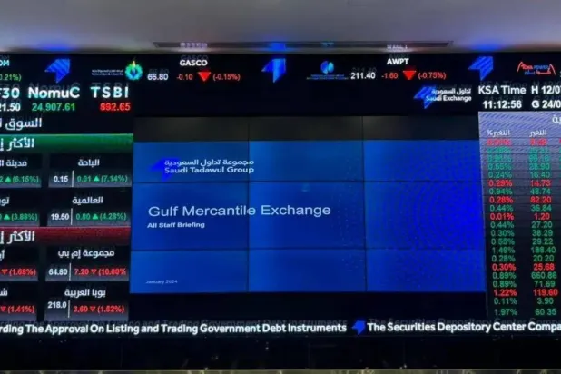 شاشة المؤشرات داخل مقر «مجموعة تداول» في الرياض (الشرق الأوسط)