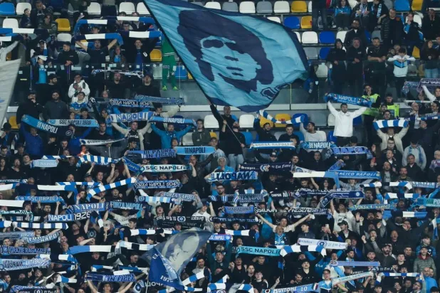 جماهير نابولي ترفع صورة الأسطورة الأرجنتيني دييغو أرماندو مارادونا خلال مباراة في الدوري الإيطالي (أ.ف.ب)