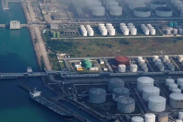 خزانات النفط والغاز في مستودع للنفط بميناء في تشوهاي بالصين (رويترز)