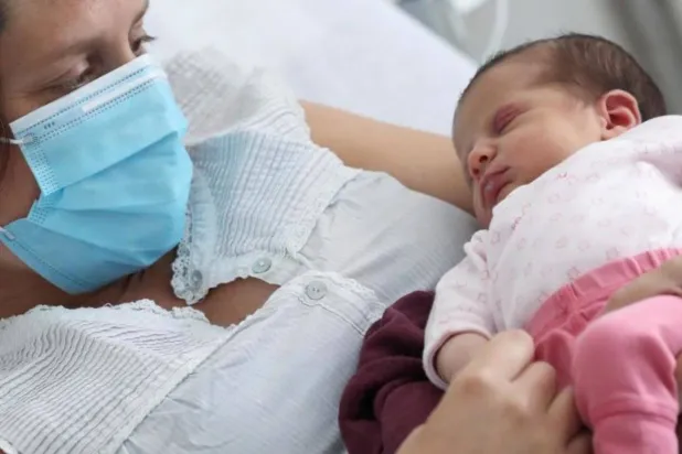 الأطفال الذين يتعرضون لمستويات عالية من تلوث الهواء في الحمل يستغرقون وقتاً أطول لتعلم الكلام (رويترز)