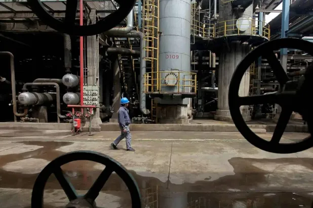 تشتري المصافي المستقلة الصغيرة الصينية 90في المائة من شحنات النفط الإيرانية (رويترز)