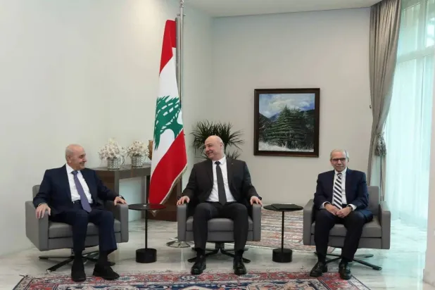 الرئيس اللبناني جوزيف عون يتوسط رئيس البرلمان نبيه بري ورئيس الحكومة نواف سلام (أرشيفية - الرئاسة اللبنانية)