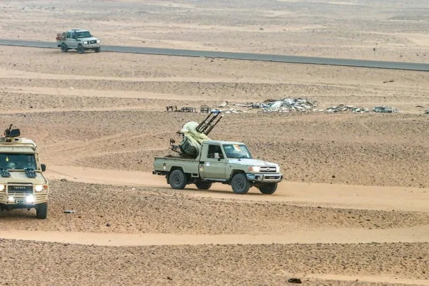 آليات عسكرية في دورية على الحدود الجنوبية الغربية الليبية (إعلام القيادة العامة)