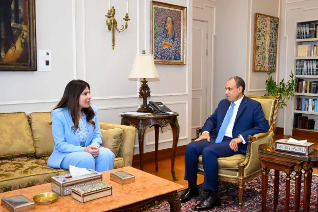 وزير الخارجية المصري بدر عبد العاطي خلال لقاء مع وزيرة الإسكان في القاهرة الأربعاء (صفحة وزارة الخارجية على فيسبوك)