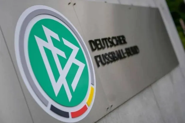 «إيفاب» قال إن تطبيق هذه القاعدة في الوقت الحالي يعود لتقدير منظمي البطولات (د.ب.أ)