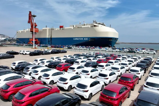 سيارات معدة للتصدير في ميناء ليانيينغانغ شرق الصين (أ.ف.ب)