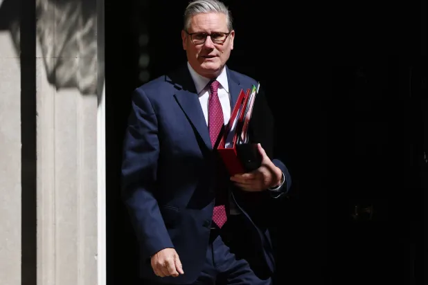 رئيس الوزراء البريطاني كير ستارمر يغادر مقر رئاسة الوزراء (إ.ب.أ)