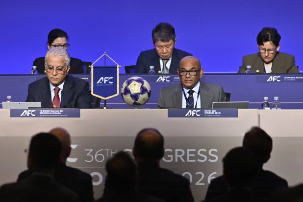 الشيخ سلمان آل خليفة خلال ترؤسه كونغرس الاتحاد الآسيوي في فانكوفر الكندية (رويترز)