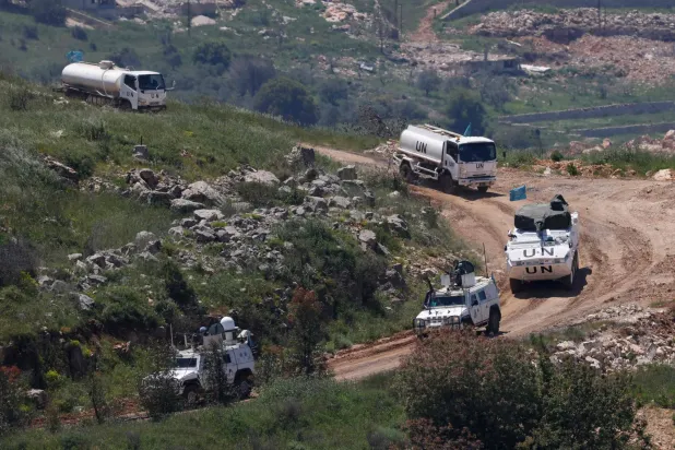 قافلة تضم آليات لقوات «اليونيفيل» في المنطقة الحدودية في إسرائيل في جنوب لبنان (أ.ف.ب)
