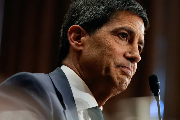 وارش يحضر جلسة استماع للجنة المصرفية بمجلس الشيوخ للإدلاء بشهادته في 21 أبريل (رويترز)