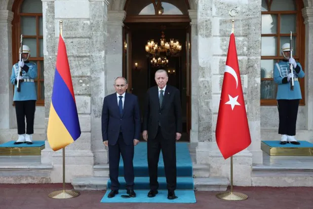 الرئيس التركي رجب طيب إردوغان خلال استقباله رئيس وزراء أرمينيا نيكول باشينيان في إسطنبول يوم 20 يونيو 2025 (الرئاسة التركية)