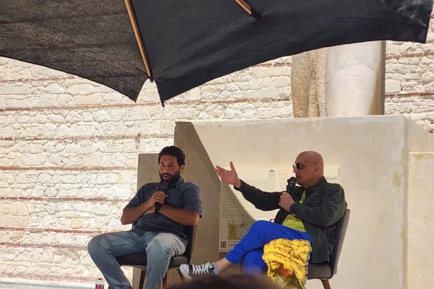 خيري بشارة متحدثاً في «ماستر كلاس» بإدارة المخرج عمر الزهيري (مهرجان الإسكندرية للفيلم القصير)