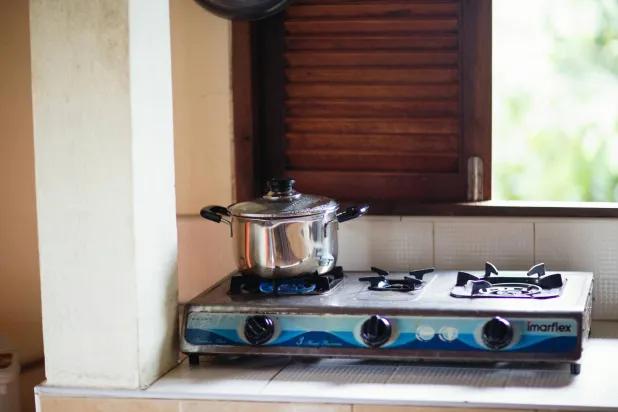 تسخين الزيوت إلى درجات عالية يؤدي إلى تكوّن الدهون المتحولة (بيكسلز)