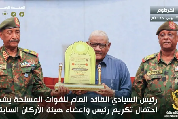 البرهان والعطا يكرِّمان رئيس هيئة الأركان السابق (صفحة الجيش السوداني على «فيسبوك»)