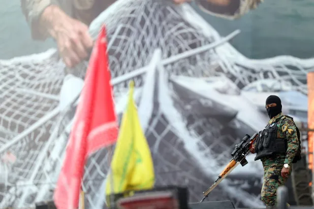 جندي يقف فوق سيارة خلال تظاهرة نظمتها السلطات لدعم المرشد الجديد مجتبى خامنئي في طهران الأربعاء (إ.ب.أ)