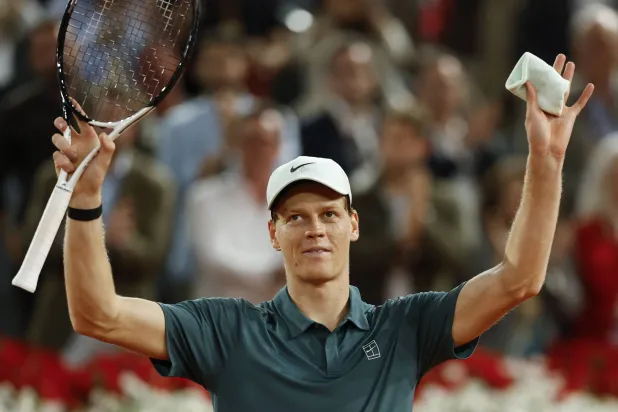 سينر محتفلاً بالفوز (إ.ب.أ)