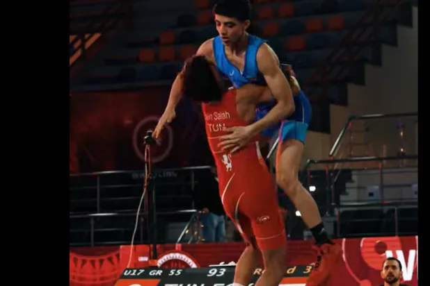 اللاعب المصري عبد الله حسونة خلال المباراة (الاتحاد الدولي للمصارعة)