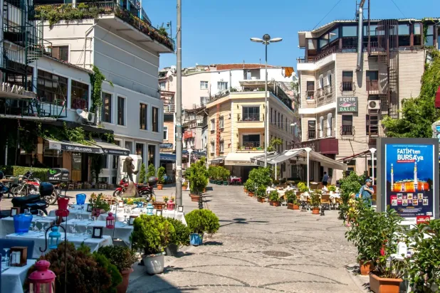 Samatya sokakları, birçok ünlü Türk dizisinin sahnelerinin çekildiği yerler arasında yer alıyor (Şarku’l Avsat)