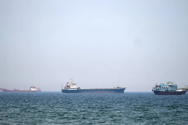 سفن وقوارب في مضيق هرمز قرب مسندم في عُمان (رويترز)