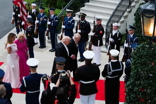 ترمب مستقبلاً الملك تشارلز والملكة كاميلا في البيت الأبيض يوم 28 أبريل (أ.ب)