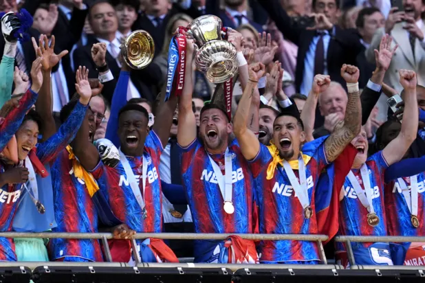 حقق غلاسنر إنجازاً تاريخياً الموسم الماضي عندما توّج كريستال بالاس بكأس إنجلترا (أ.ف.ب)