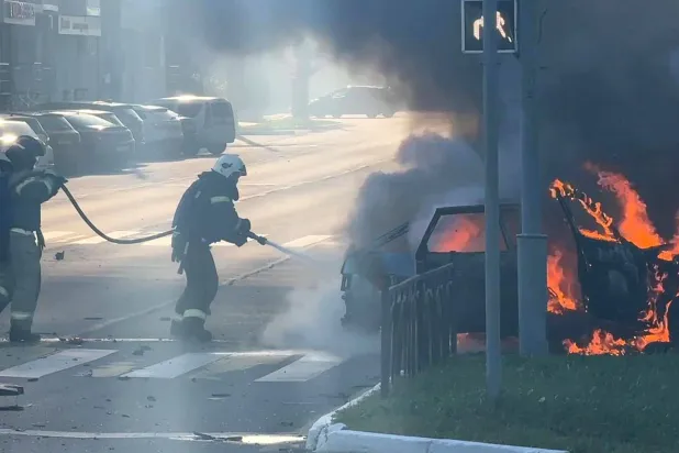 اشتعال النيران في سيارة بمنطقة بيلغورود الروسية بعد غارة أوكرانية (أرشيفية - أ.ف.ب)