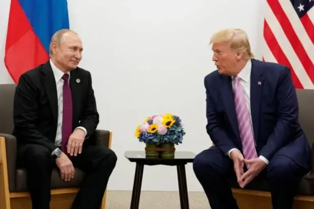 Trump ve Putin'in 2019'daki görüşmesinden (Arşiv- Reuters)