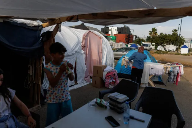 نازحون من جنوب لبنان في مخيم مؤقت في بيروت (رويترز)