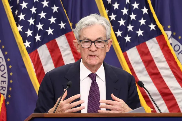 باول يتحدث في مؤتمره الصحافي عقب قرار تثبيت الفائدة (رويترز)