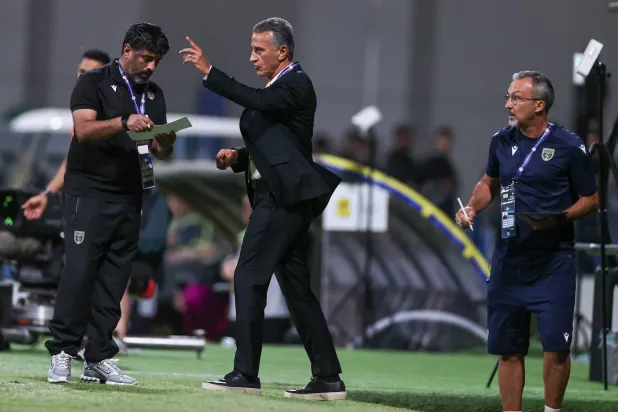  البرازيلي شاموسكا مدرب فريق التعاون (تصوير: سعد العنزي) 