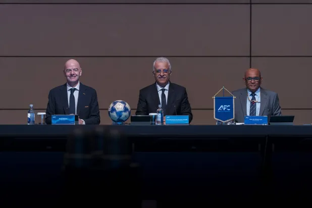 سلمان آل خليفة وانفانتينو خلال الاجتماع (الشرق الأوسط)