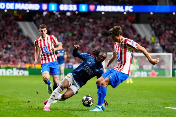 إيبيريتشي إيزي لاعب أرسنال يسقط أرضًا (أ.ب)