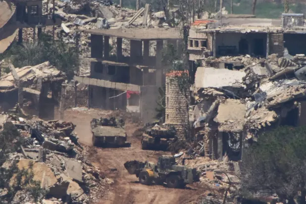 Dün İsrail'in kuzeyin görülen, Lübnan'ın güneyindeki İsrail askeri araçları (AP)