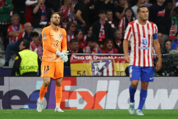 يظهر يان أوبلاك حارس مرمى أتلتيكو مدريد متأثراً بعد تسجيل فيكتور جيوكيريس الهدف الأول لأرسنال (رويترز)