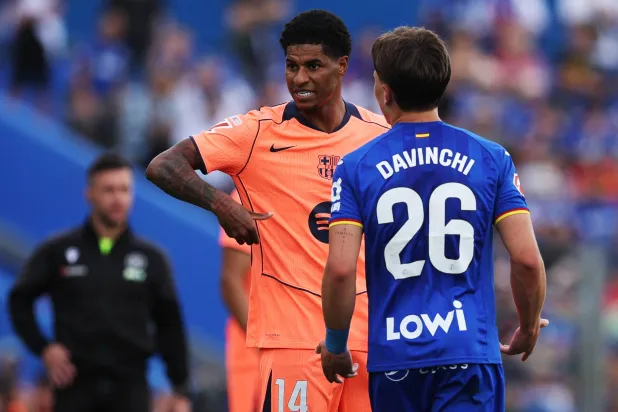 ماركوس راشفورد لاعب برشلونة خلال صراع على الكرة مع لاعب خيتافي دافينشي (رويترز)