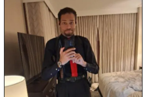 Cole Thomas Allen, saldırıyı gerçekleştirmeden önce otel odasında selfie çekiyor (AP)