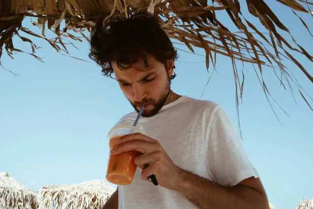 هل نأكل بعقولنا؟ دراسة تكشف تأثير التوقعات على طعم المحليات الصناعية