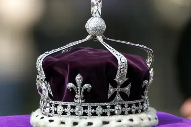 تاج تتويج الملكة الأم يظهر فوق نعشها في لندن عام 2002 (رويترز)