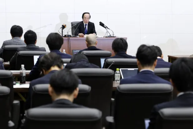 محافظ «بنك اليابان» كازو أويدا في مؤتمر صحافي سابق داخل مقر «المصرف المركزي» بالعاصمة طوكيو (إ.ب.أ)