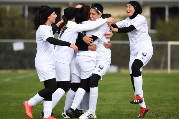 لاعبات أفغانستان المنفيات يحلمن بالأولمبياد بعد الاعتراف من الـ«فيفا» (أ.ف.ب)