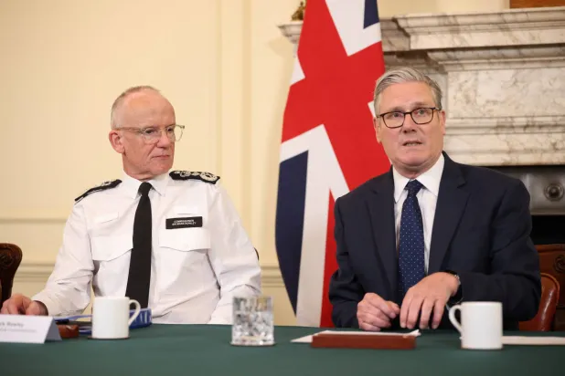 حضر رئيس الوزراء كير ستارمر ومفوض شرطة العاصمة مارك رولي اجتماعاً لهيئات العدالة الجنائية في أعقاب هجوم غولدرز غرين في لندن اليوم (رويترز)
