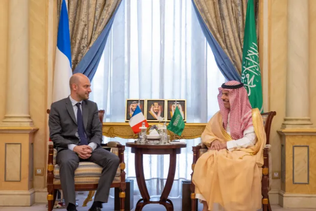 وزير الخارجية السعودي يستعرض مع نظيره الفرنسي المستجدات الإقليمية والدولية