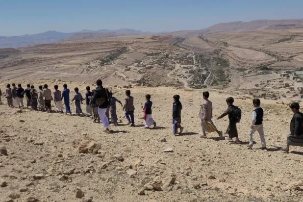 Husilerin Amran’da bulunan yaz kampındaki çocuklar için düzenlenen okul gezisinden (Şarku’l Avsat)