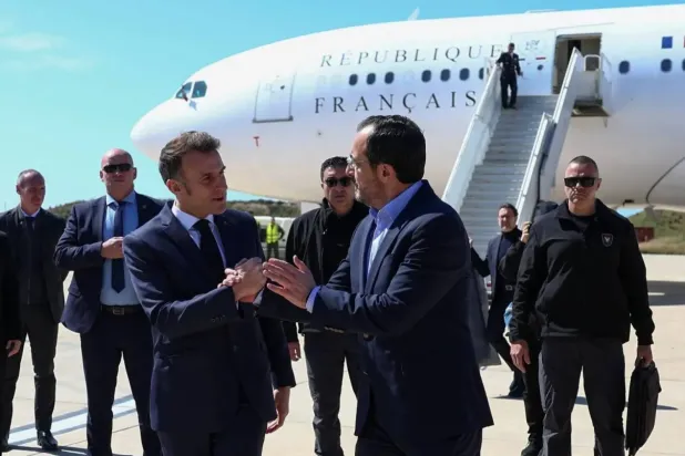 Güney Kıbrıs Cumhurbaşkanı Nikos Christodoulides, 9 Mart'ta Kıbrıs ziyaretinin başlangıcında Fransa Cumhurbaşkanı Emmanuel Macron'u karşılıyor (Reuters)