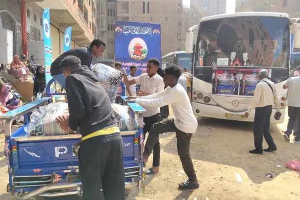 سودانيون يرتبون أثاثهم قبل رحلة عودة طوعية من مصر إلى بلادهم هذا الأسبوع (لجنة الأمل للعودة الطوعية)